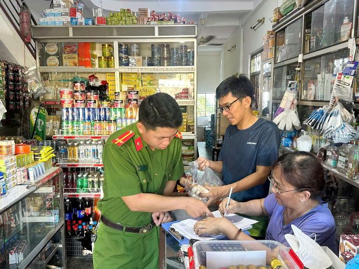 CBCS Công an phường Xuân Đài hướng dẫn các hộ kinh doanh cam kết không xâm phạm quyền sở hữu công nghiệp.