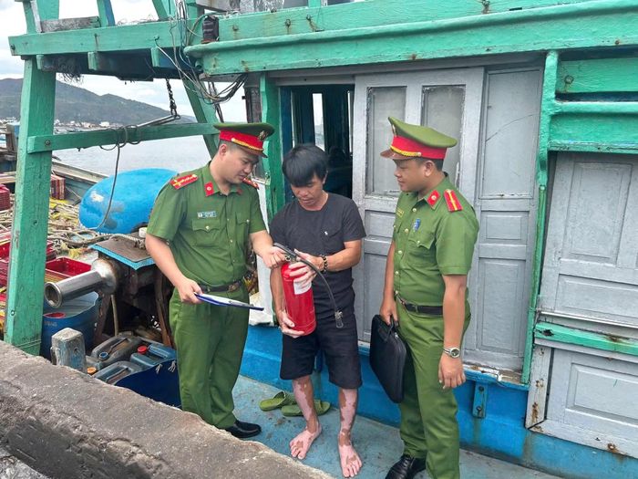 Công an phường Xuân Đài tuyên truyền hướng dẫn các chủ tàu cá tăng cường các biện pháp phòng cháy chữa cháy và phòng chống