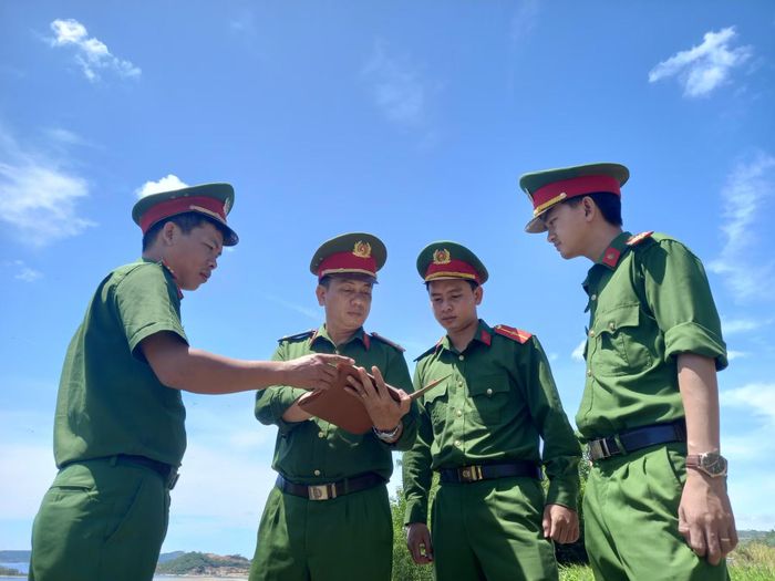 Trung tá Lê Minh Cường, Phó trưởng Công an phường Xuân Đài trao đổi nhiệm vụ với đồng đội trên thực địa trong một ca tuần tra. Ảnh: Hữu Toàn.