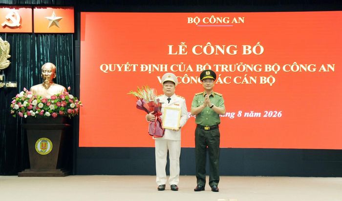 Thứ trưởng Phạm Thế Tùng trao quyết định, tặng hoa chúc mừng Trung tướng Phạm Đăng Khoa.