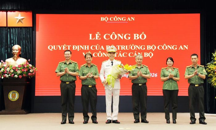 Lãnh đạo Cục Quản lý xuất nhập cảnh tặng hoa, chúc mừng Thiếu tướng Cao Minh Huyền, tân Cục trưởng Cục Quản lý xuất nhập cảnh.