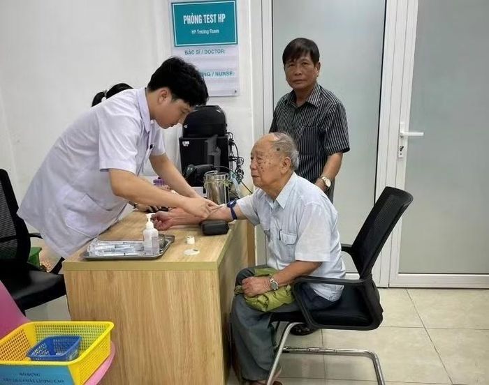 Cán bộ Công an hưu trí tham gia khám bệnh.