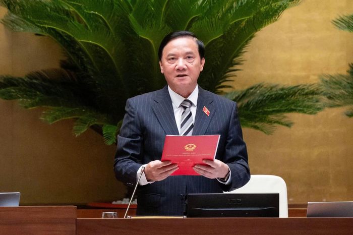 Phó Chủ tịch Quốc hội Nguyễn Khắc Định điều hành phiên thảo luận.
