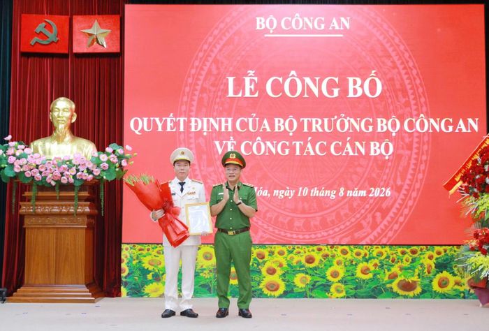 Thứ trưởng Nguyễn Văn Long trao Quyết định của Bộ trưởng Bộ Công an về việc điều động, bổ nhiệm Đại tá Hoàng Quốc Việt, Phó Cục trưởng Cục Cảnh sát điều tra tội phạm về ma túy, giữ chức vụ Giám đốc Công an tỉnh Thanh Hóa.