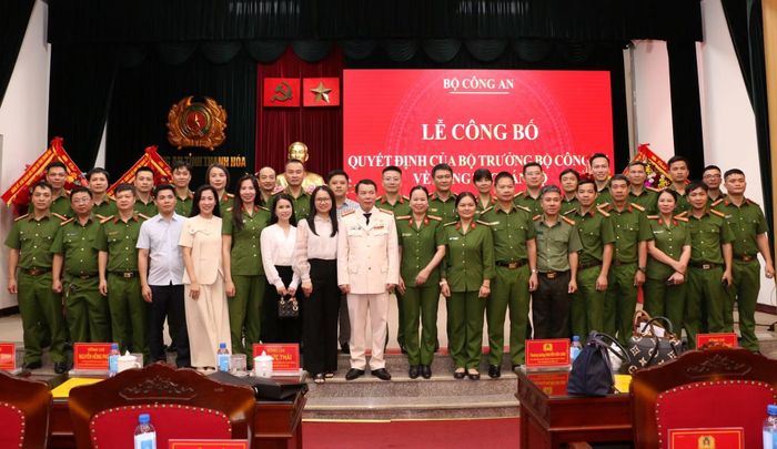 Tân Giám đốc Công an tỉnh Thanh Hoá chụp ảnh lưu niệm với các đại biểu.