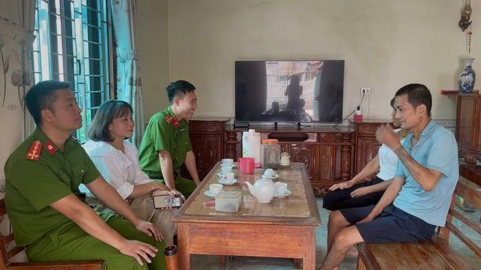 Công an xã Minh Châu gặp gỡ, vận động anh Nguyễn Thái Tiến.