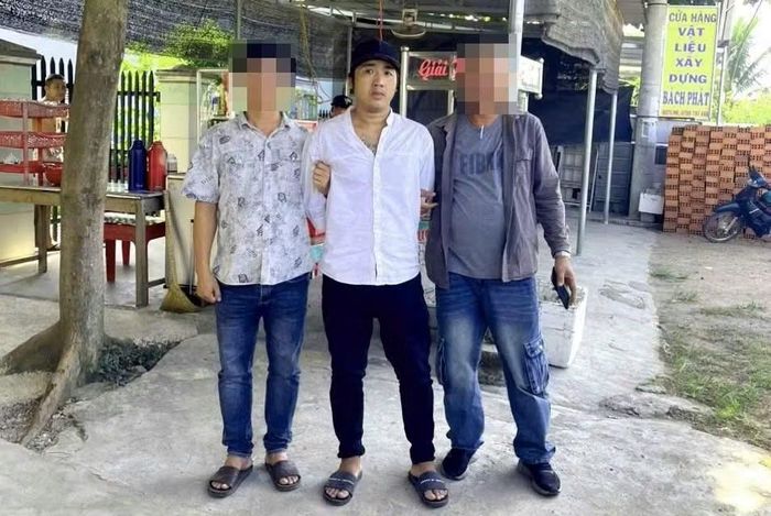 Lâm (đứng giữa) lúc bị Công an bắt giữ.