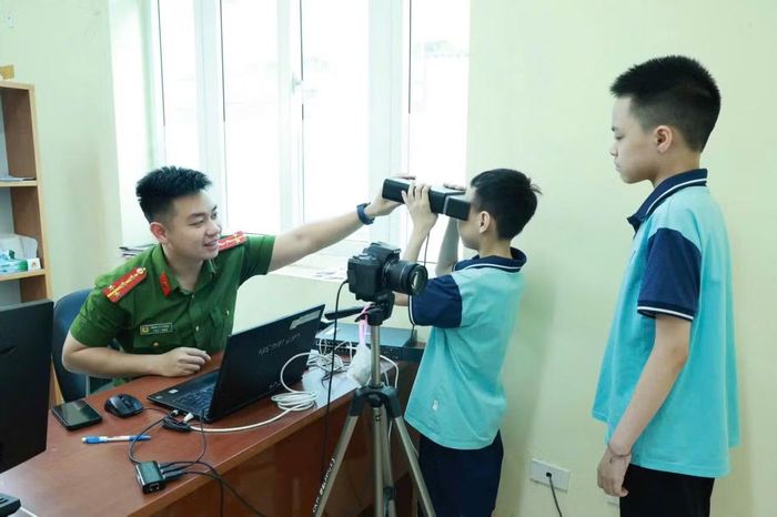 Cán bộ Công an tỉnh Lạng Sơn tận tình hỗ trợ làm Thẻ căn cước cho các cháu học sinh xuyên dịp nghỉ lễ.
