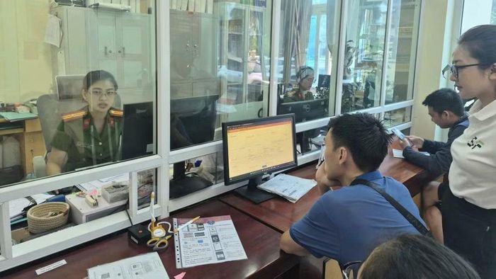 Cán bộ Công an phường Đông Kinh tận tình hỗ trợ người dân làm thủ tục hành chính.