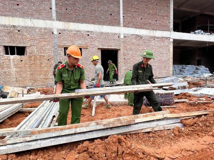 Công an tỉnh Lạng Sơn chung tay hỗ trợ các đơn vị thi công khẩn trương xây dựng trường học, kịp thời giúp các cháu học sinh địa bàn biên giới bước vào năm học mới.
