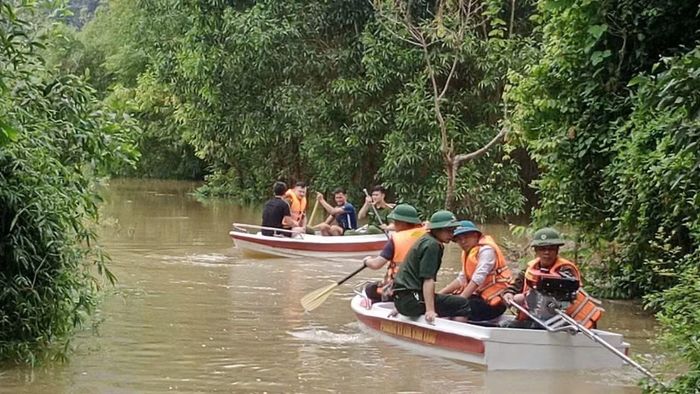 Công an tỉnh Lạng Sơn triển khai lực lượng, phương tiện vào các địa bàn ngập lụt, thiên tai để cứu giúp nhân dân.