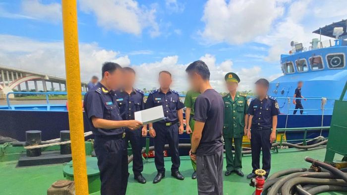 Kết quả khám, giám định xác định trên tàu hơn 70.000 lít dầu FO và 41 thùng sơn.