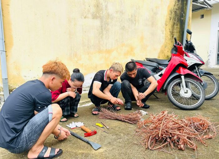 Các đối tượng đều và tang vật vụ án.