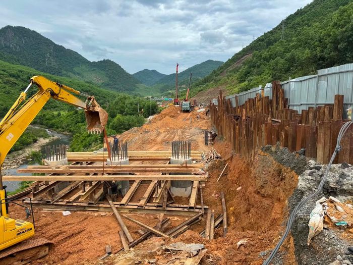 Thi công cầu cạn tại Km50+700, một trong những vị trí sạt trượt nghiêm trọng trên tuyến.