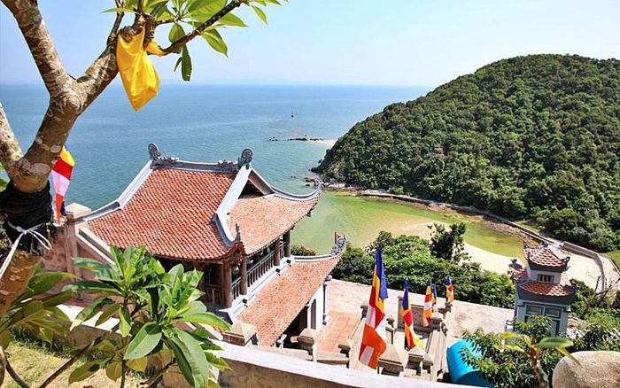 Chùa Trúc Lâm đảo Trần hướng ra biển, điểm đến văn hóa - tâm linh tiêu biểu. Ảnh: BQN