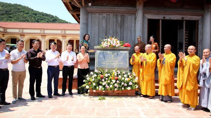 Các đại biểu thực hiện nghi thức gắn biển công trình Chùa Trúc Lâm đảo Trần. Ảnh: BQN