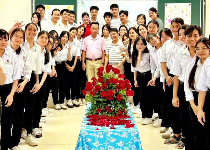 Niềm vui của thầy và trò khi các học sinh trúng tuyển vào đại học. Ảnh: Trần Văn Tâm