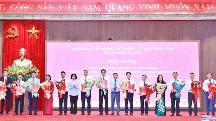Phó Bí thư Thành ủy, Chủ tịch HĐND thành phố Hà Nội Phùng Thị Hồng Hà; Phó Bí thư Thành ủy Hà Nội Nguyễn Văn Phong trao các quyết định về công tác cán bộ. Ảnh: Báo Hanoimoi