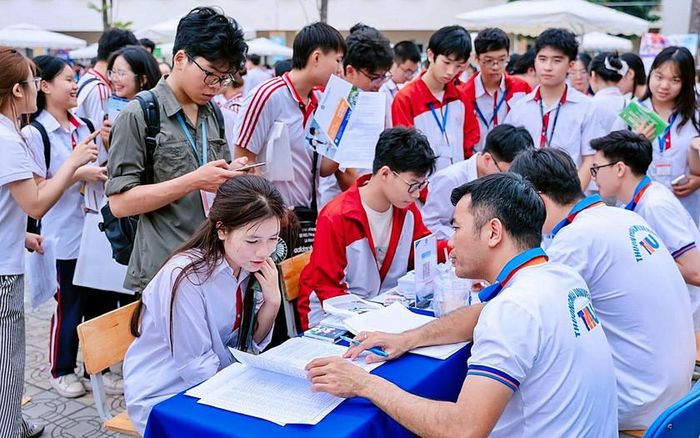 Học sinh tham gia ngày hội tư vấn tuyển sinh đại học, tìm hiểu đề án tuyển sinh, tham khảo điểm chuẩn đại học các năm.
