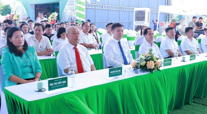 Đồng chí Mai Thị Thúy Nga – Phó Chủ tịch HĐND tỉnh Thái Nguyên; ông Nguyễn Văn Thời – Chủ tịch HĐQT Công ty Cổ phần TNG Land cùng các lãnh đạo, đại biểu tham dự buổi lễ.