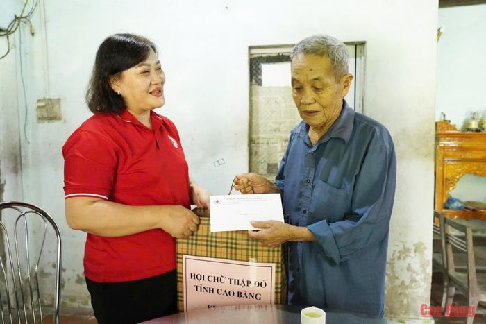 Hội Chữ thập đỏ tỉnh tặng quà gia đình nạn nhân chất độc da cam.