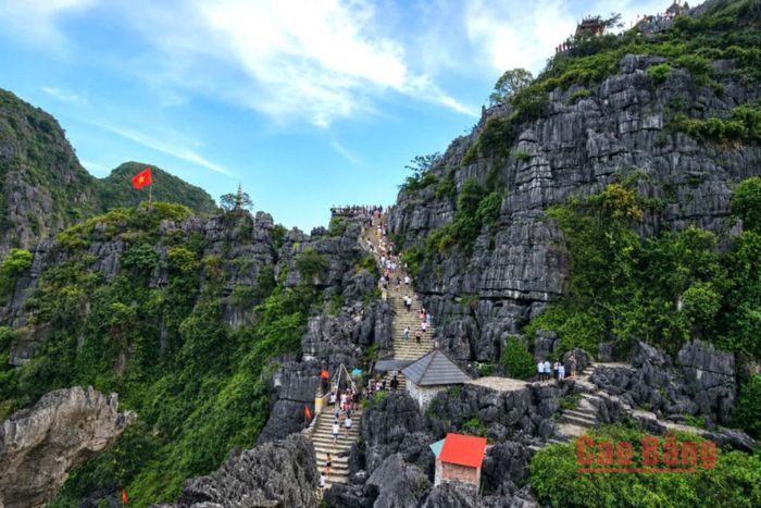 Du khách chinh phục Hang Múa.