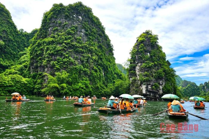 Hành trình trên thuyền đưa du khách trải nghiệm nhiều điểm đến của Quần thể danh thắng Tràng An.