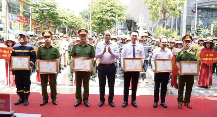 Lãnh đạo UBND tỉnh trao Bằng khen cho các tập thể, cá nhân có thành tích xuất sắc trong thực tập phương án chữa cháy và cứu nạn cứu hộ cấp tỉnh năm 2026.