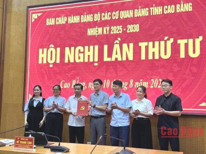 Đồng chí Bế Thanh Tịnh, Phó Bí thư Thường trực Tỉnh ủy, Trưởng Đoàn đại biểu Quốc hội tỉnh trao quyết định thành lập Ban Xây dựng Đảng.