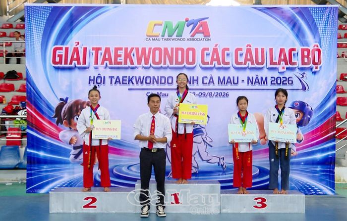 Ông Lê Văn Đương, Uỷ viên BCH Hội Taekwondo tỉnh Cà Mau trao giải cho các vận động viên ở nội dung quyền tiêu chuẩn cá nhân nữ.