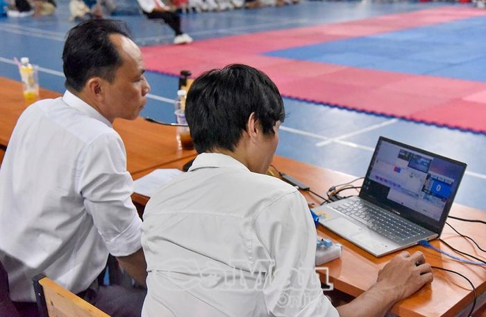 Tổ trọng tài xem lại phần thi đấu của các vận động viên qua camera để xác định chính xác, công bằng về thành tích.