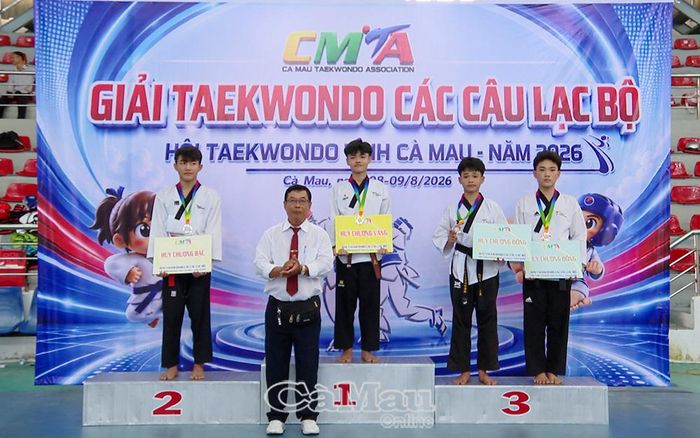  Ông Võ Trường Hận trao giải cho các vận động viên đạt thành tích cao ở nội dung quyền tiêu chuẩn cá nhân nam.