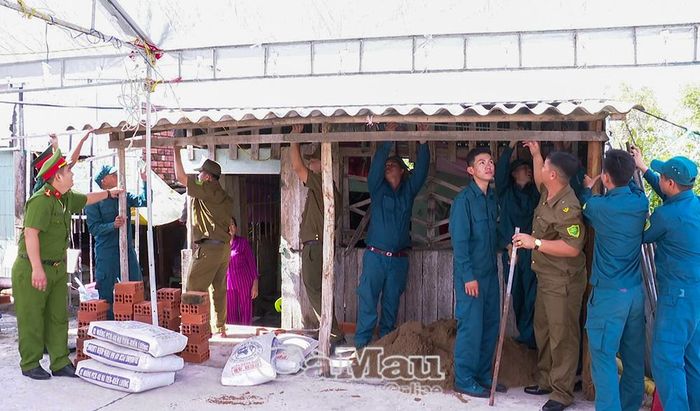 Lực lượng địa phương tham gia tháo dỡ căn nhà của gia đình ông Trần Như để chuẩn bị xây dựng nhà mới.