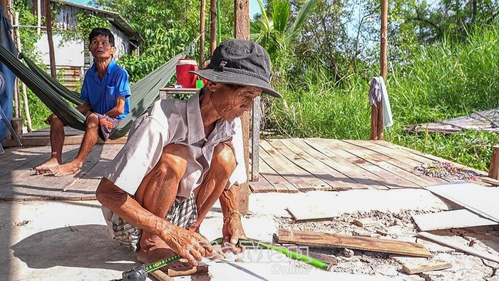  Ông Trần Như bên căn nhà chuẩn bị được tháo dỡ để xây mới.
