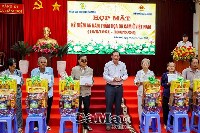 Ông Nguyễn Xuân Tình, Phó Chủ tịch Hội NNCÐDC/dioxin tỉnh Cà Mau trao quà cho 50 nạn nhân da cam tại xã Ðầm Dơi.