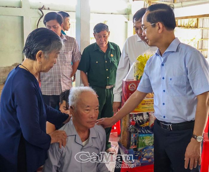 Ðồng chí Hồ Thanh Thuỷ, Phó Bí thư Tỉnh uỷ, Chủ tịch Uỷ ban Mặt trận Tổ quốc Việt Nam tỉnh Cà Mau (bìa phải), thăm và tặng quà ông Nguyễn Tất Lễ, ấp Ðá Bạc A, xã Ðá Bạc, là người hoạt động kháng chiến bị nhiễm chất độc hoá học.