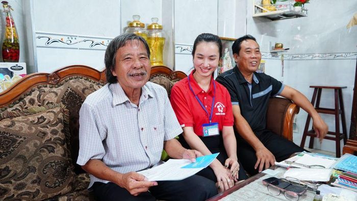 Ông Lương Cường vui mừng khi được cán bộ Tổ giải quyết thủ tục hành chính lưu động phường Tân Thành trao kết quả tại nhà.
