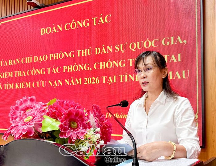  Bà Nguyễn Kim Dúng, Phó Chủ tịch UBND xã Gành Hào, báo cáo công tác phòng, chống thiên tai và tìm kiếm cứu nạn trên địa bàn.