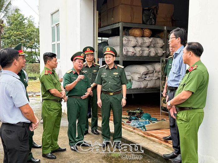 Trong quá trình kiểm tra thực tế, Thiếu tướng Nguyễn Văn Ngành, Chỉ huy trưởng Bộ CHQS tỉnh, Phó Trưởng ban Chỉ huy Phòng thủ dân sự tỉnh Cà Mau (thứ tư từ trái sang), kiến nghị Trung ương xem xét, trang bị cho địa phương tàu công suất lớn để đáp ứng kịp thời nhiệm vụ phòng, chống thiên tai và cứu nạn, cứu hộ trên biển.
