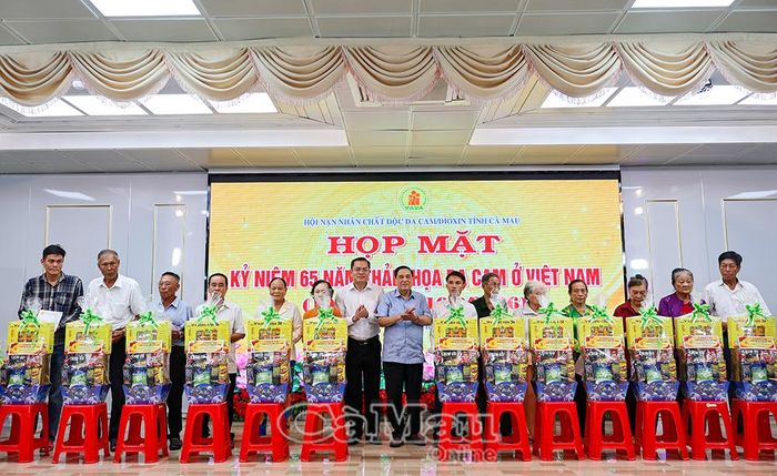 Đồng chí Ngô Vũ Thăng, Phó Chủ tịch UBND tỉnh (bên trái) và đồng chí Trương Công Đặng, nguyên Phó Bí thư Thường trực Tỉnh uỷ, nguyên Trưởng Đoàn đại biểu Quốc hội tỉnh Bạc Liêu khoá XI, trao quà cho các nạn nhân chất độc da cam có hoàn cảnh khó khăn.