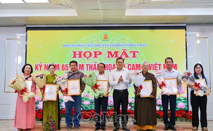 Phó Chủ tịch UBND tỉnh Ngô Vũ Thăng trao bảng tri ân “Tấm lòng vàng vì nạn nhân chất độc da cam” cho các tổ chức, cá nhân tích cực hưởng ứng, ủng hộ Tháng hành động vì nạn nhân chất độc da cam năm 2026.