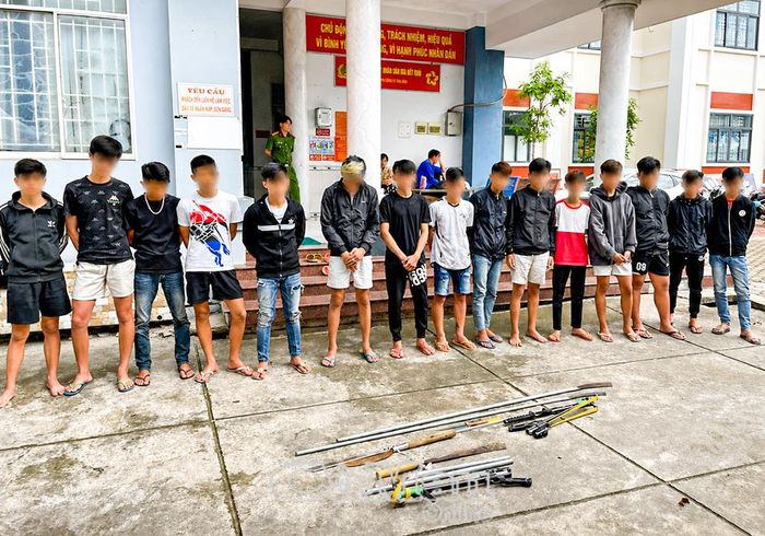 Công an Phường Lý Văn Lâm phát hiện, ngăn chặn 2 nhóm thanh thiếu niên mang theo hung khí chuẩn bị đánh nhau.