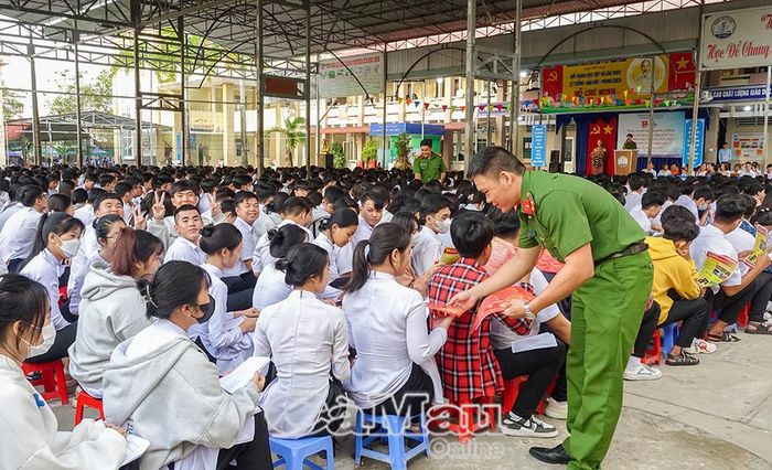 Cán bộ, chiến sĩ Công an tỉnh Cà Mau đẩy mạnh tuyên truyền, giáo dục học sinh chấp hành pháp luật, nói không với việc sử dụng hung khí để giải quyết mâu thuẫn.
