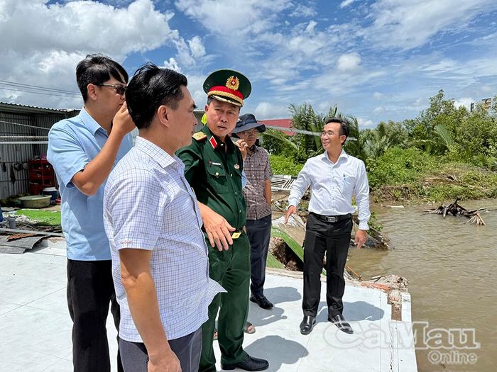 Thiếu tướng Trương Thanh Phong, Phó Tham mưu trưởng Quân khu 9, trao đổi với đồng chí Trần Thanh Danh, Bí thư Đảng uỷ, Chủ tịch HĐND xã Định Thành (thứ hai từ trái sang), về giải pháp phòng, chống sạt lở. 