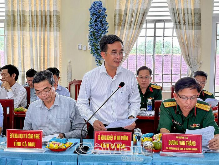 Phó Giám đốc Sở Nông nghiệp và Môi trường tỉnh Cà Mau Phạm Văn Mười báo cáo công tác phòng, chống thiên tai và tìm kiếm cứu nạn của tỉnh năm 2026.
