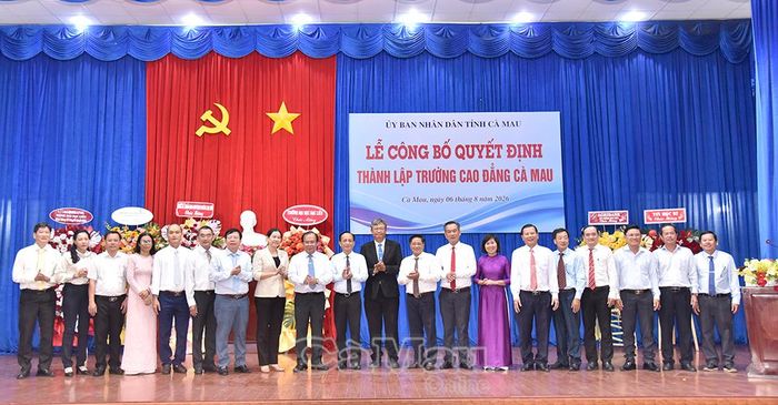 Các đồng chí lãnh đạo tỉnh và đại biểu tham dự lễ công bố quyết định thành lập Trường Cao đẳng Cà Mau. Ảnh: HỮU THỌ