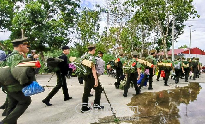 Các học viên di chuyển về sinh hoạt tại nhà dân ở 8 ấp trên địa bàn xã Tân Hưng.