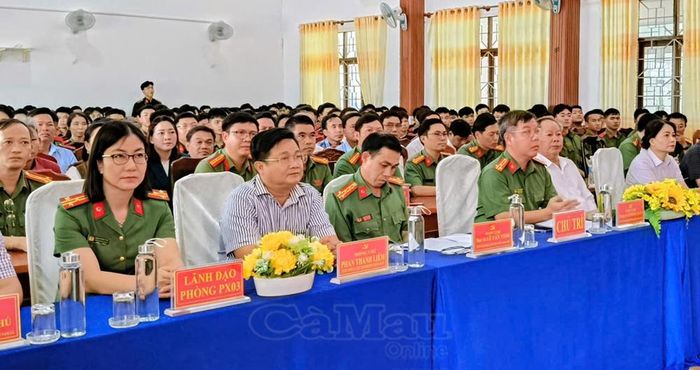 Các đại biểu và học viên tham dự buổi lễ.