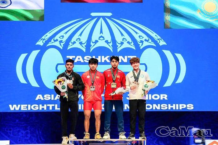 Thạch Hoàng Sang (thứ hai từ phải sang) vượt qua các đối thủ mạnh đến từ nhiều quốc gia, giành Huy chương Vàng thứ hai tại giải.