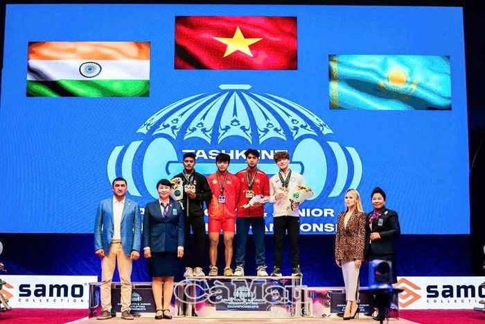 Ban tổ chức Giải vô địch Cử tạ thiếu niên, trẻ châu Á năm 2026 chụp ảnh lưu niệm cùng VĐV Thạch Hoàng Sang (Cà Mau - Việt Nam).